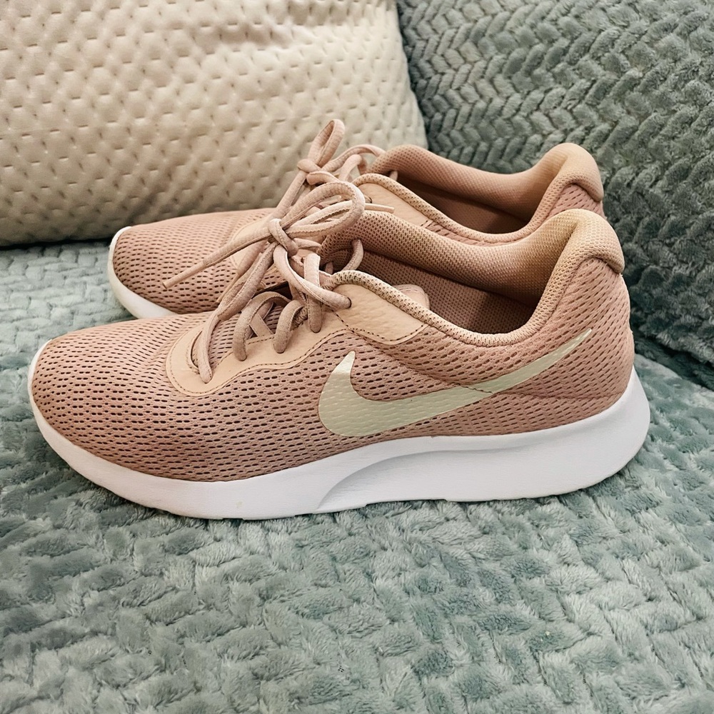 Nike Woman’s Tanjun running shoes